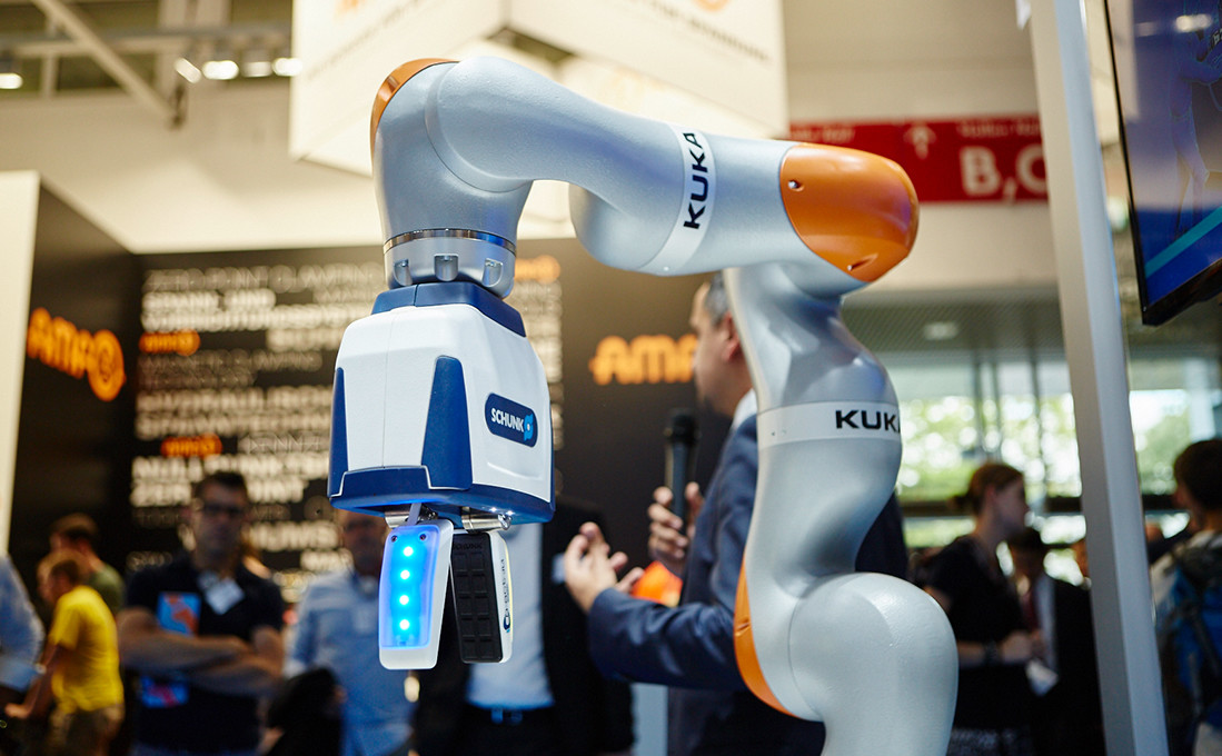 KUKA meets Schunk: Smarte Greifer interagieren mit ihrer Umwelt und werden zu unverzichtbaren Helfern in der Fabrik der Zukunft.